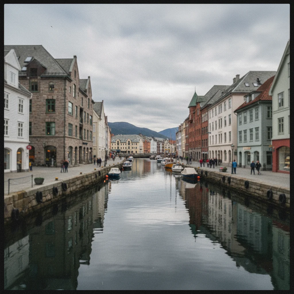 Der Kanal Brosundet in Ålesund mit Jugendstilhäusern auf beiden Seiten