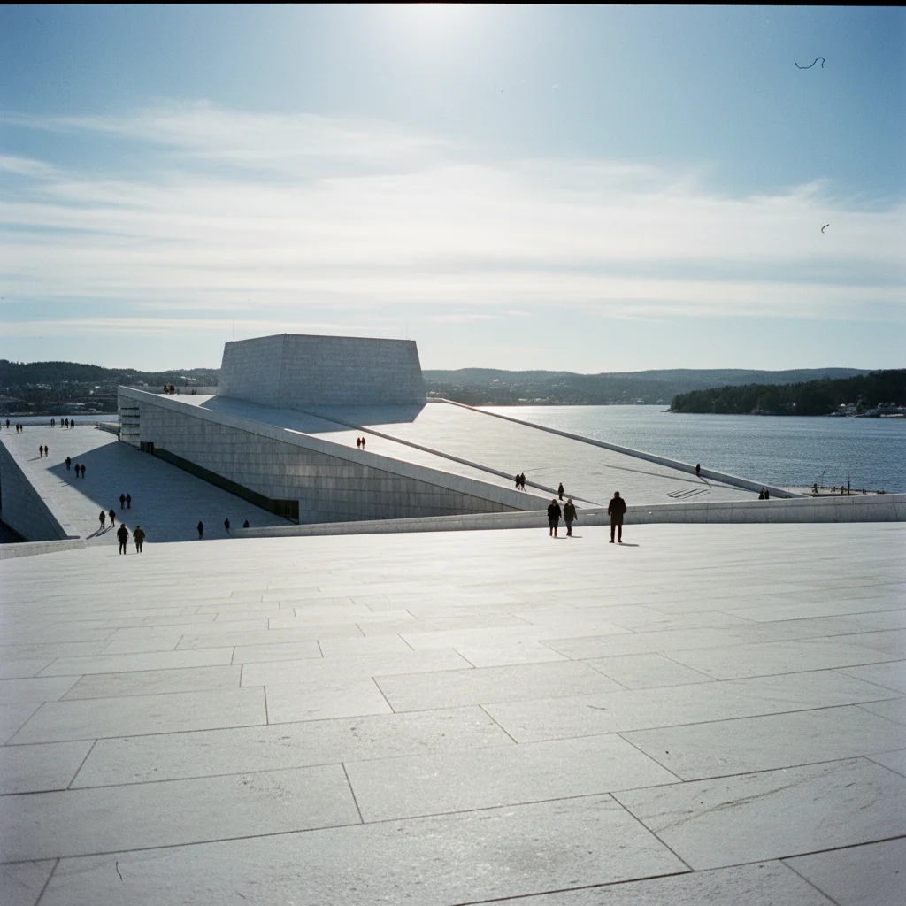 Die Oper in Oslo, ein modernes weißes Gebäude am Wasser