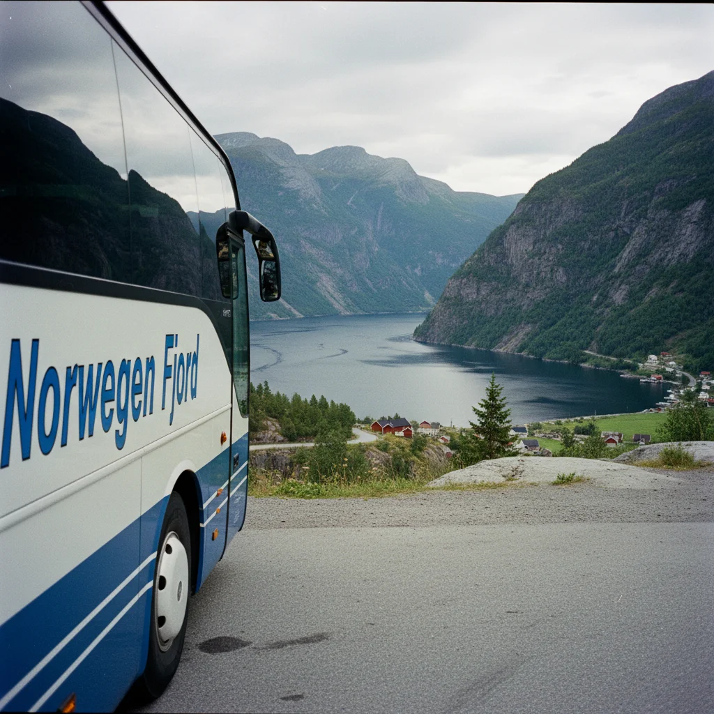 Bus auf einer Straße entlang eines norwegischen Fjords
