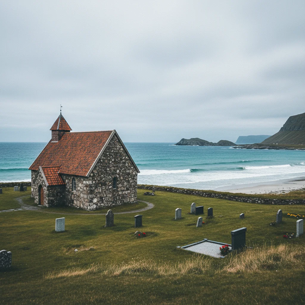 Die alte Steinkirche von Hov auf Gimsøy mit Meer im Hintergrund