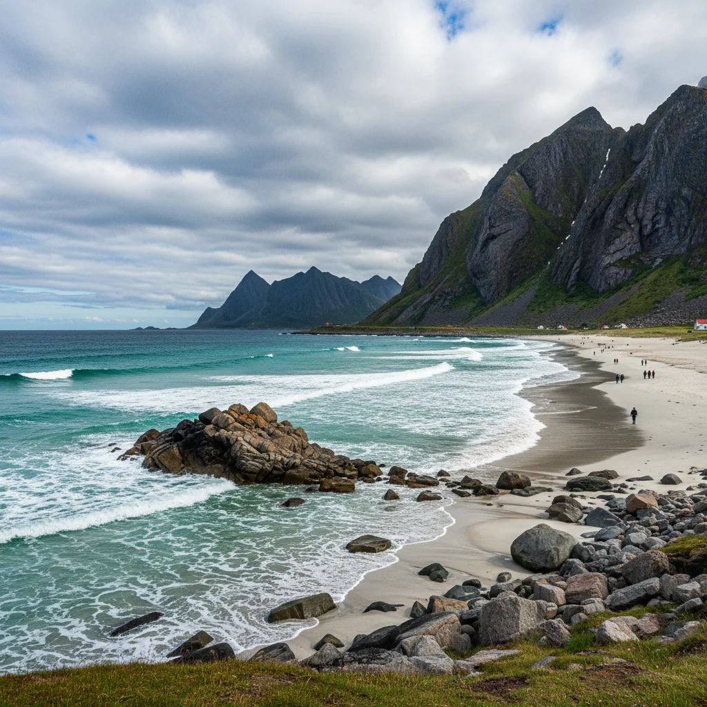 Haukland Strand auf den Lofoten mit türkisblauem Wasser und Bergen