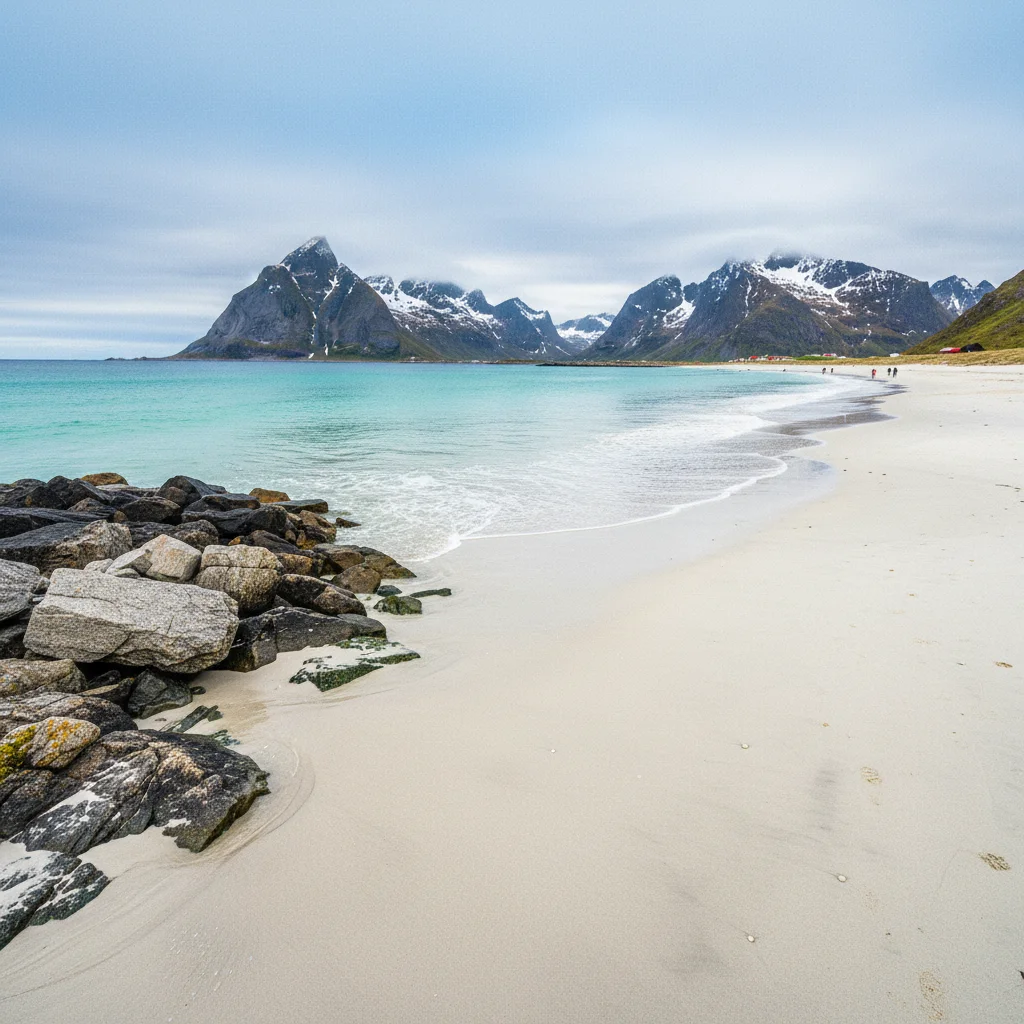 Der weiße Sandstrand Haukland auf Vestvågøy mit türkisem Wasser