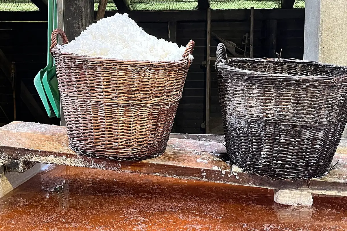 Geerntetes Salz in Weidenkörben über der Siedepfanne der Læsø Saltsyderi