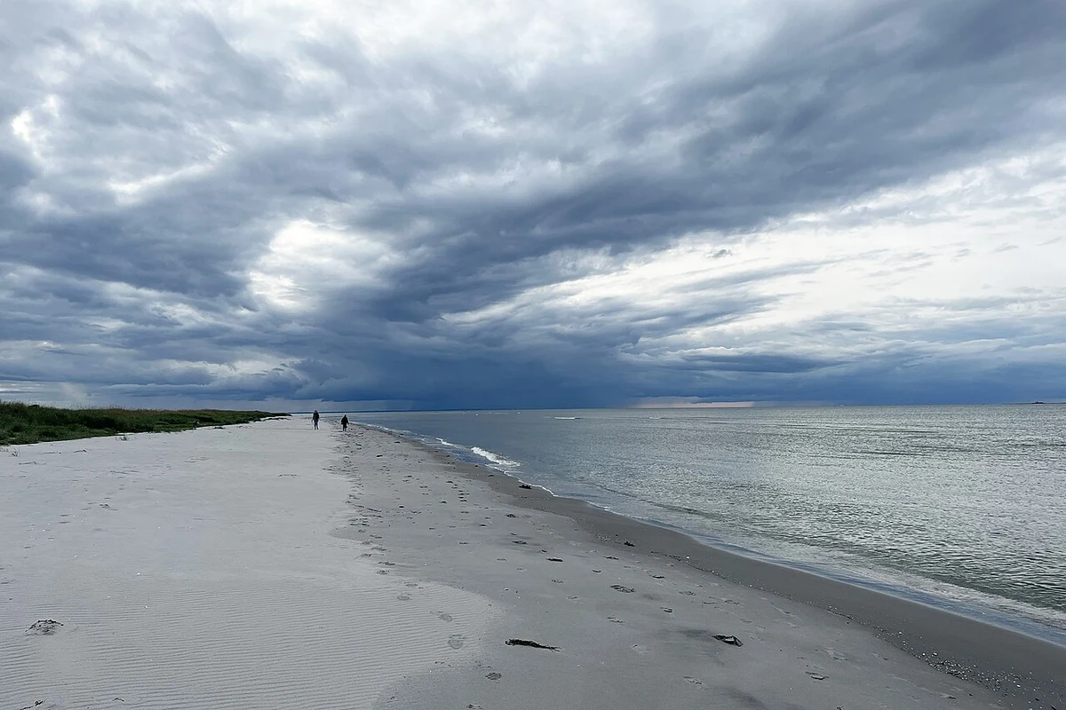 Breiter heller Sandstrand bei Storedal auf Læsø unter dunkler Wolkendecke
