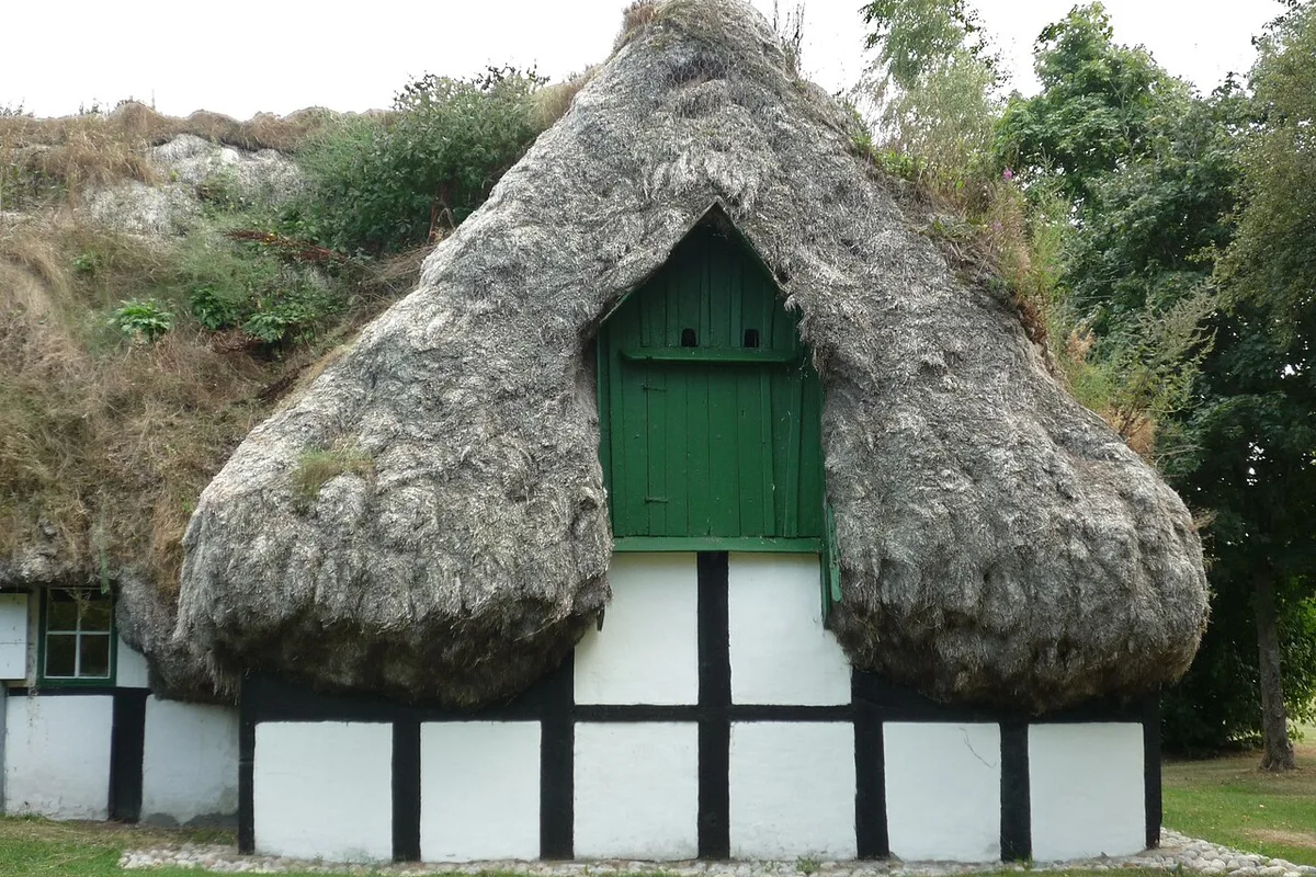 Giebel von Hedvigs Hus auf Læsø mit meterdickem Dach aus Seetang