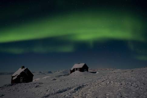 Einsame Hütte im Polarlicht
