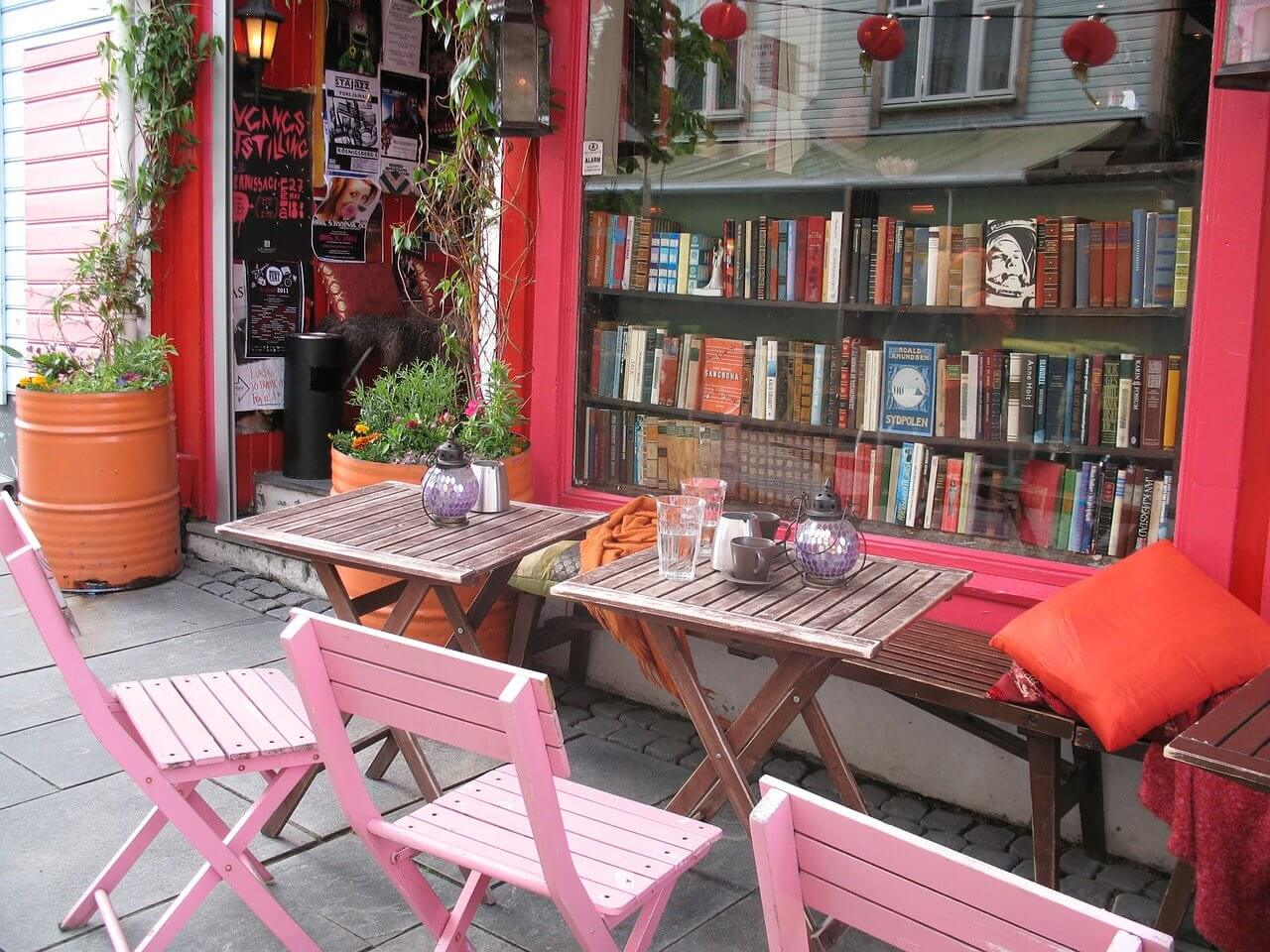 Schaufenster mit Tischen davor
