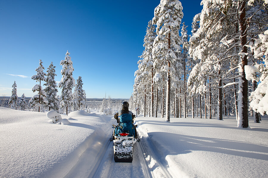 Schneemobilfahren in Finnland