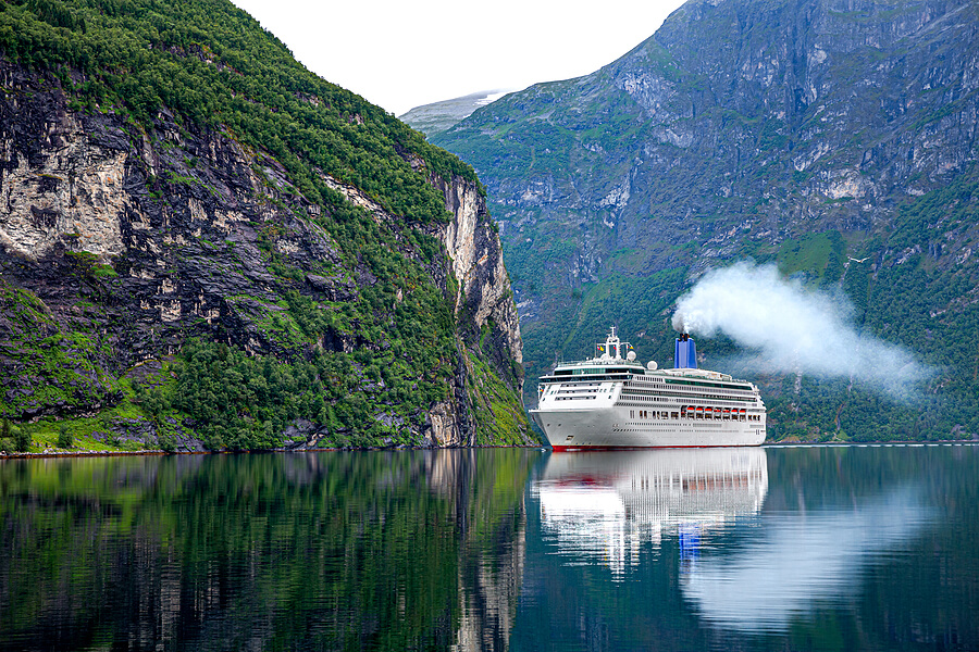 Anreise mit dem Kreuzfahrtschiff durch den Geirangerfjord