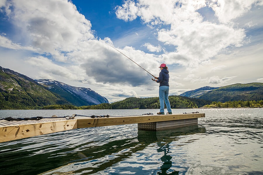 Fischen an einem See in Norwegen