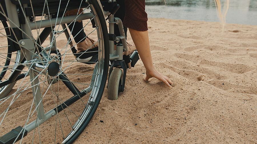 Rollstuhl am Strand - Barrierefreies Reisen in Dänemark