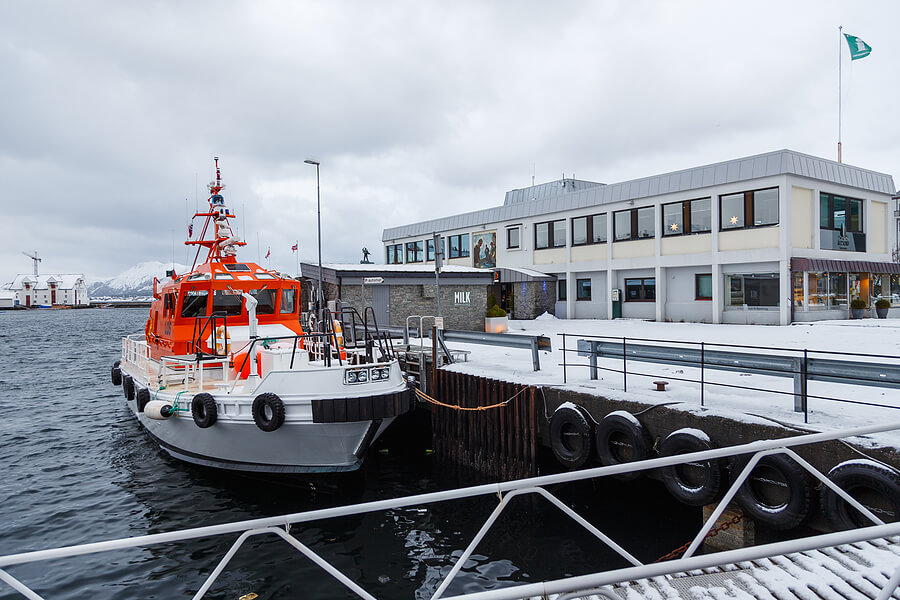 Schiff im Hafen von Alesund, Norwegen
