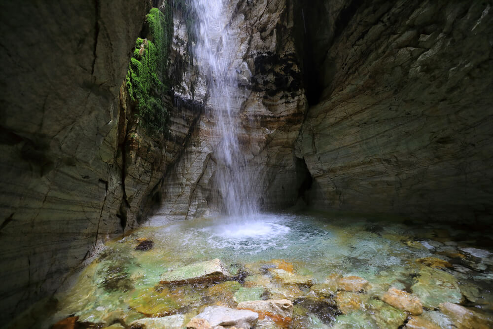 Wasserfall in der Grotte Trollkirka