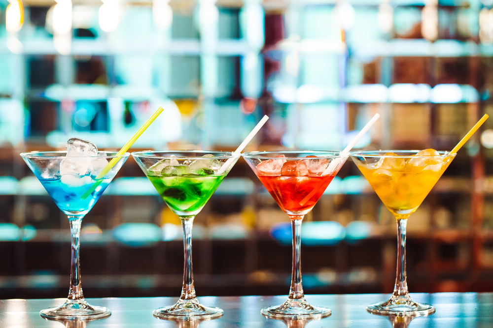 Bunte Cocktails an der Bar