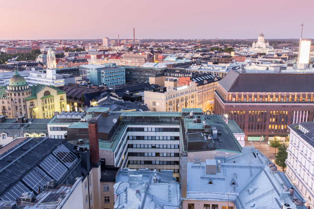 Der Ausblick über die Dächer von Helsinki während der Abenddämmerung.