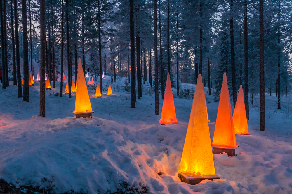 Weihnachtlich geschmückter Wald in Helsinki