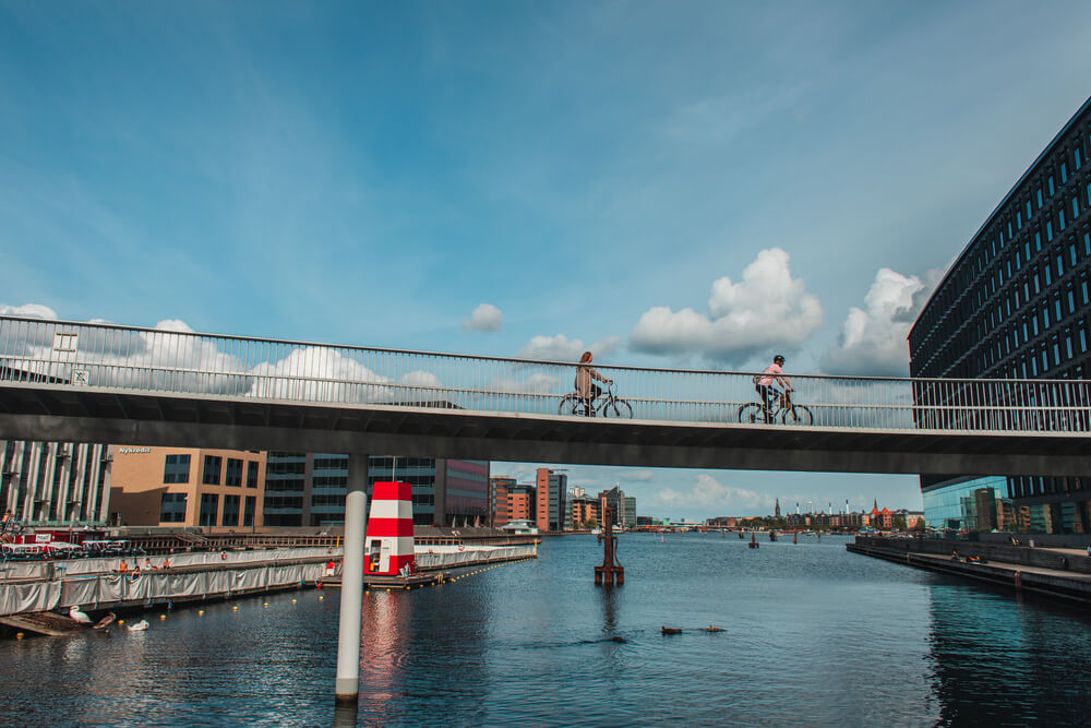 Fahrradfahrer auf Brücke in Kopenhagen, Dänemark