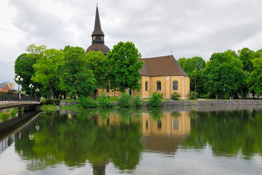 Kirche und See in Eskilstuna, Schweden