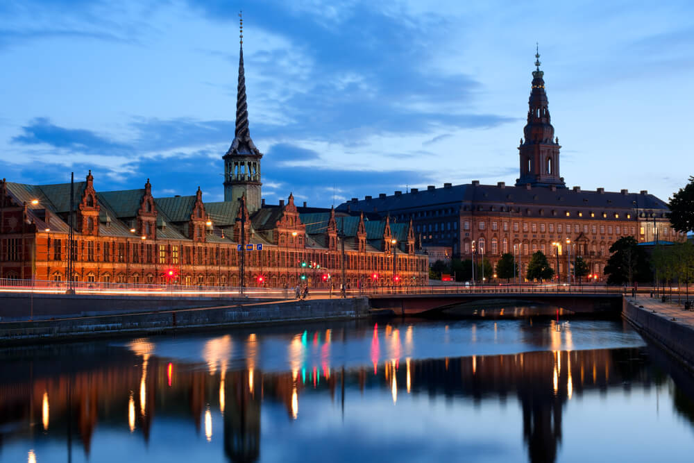Nachtansicht auf Schloss Christiansborg in Kopenhagen, Dänemark