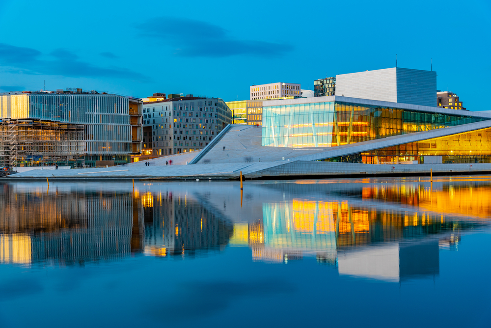 Nachtaufnahme des Opernhauses in Oslo, Norwegen