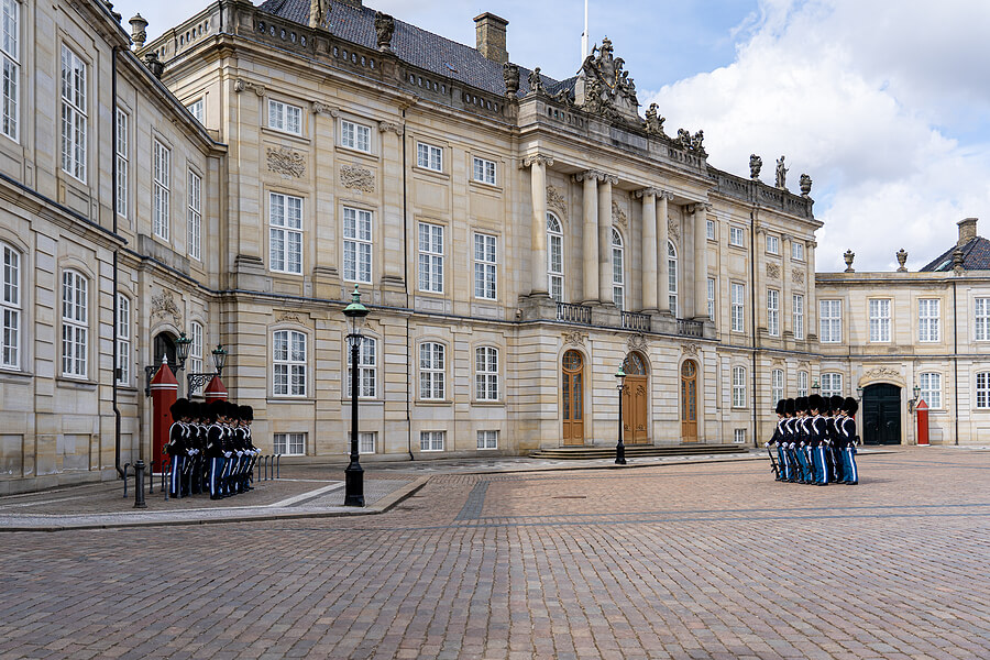 Wachablösung am Schloss Rosenborg, Kopenhagen in Dänemark