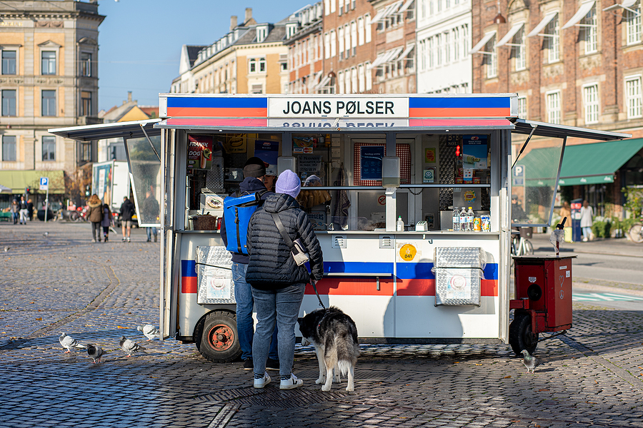 Ein typischer Pølsevogn in Kopenhagen, an dem man Hotdogs kauft 