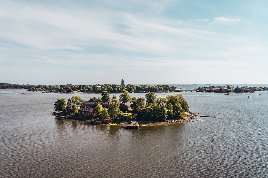 Die Insel Lonna mit ein Holzhäusern und der Festung Suomenlinna im Hintergrund.