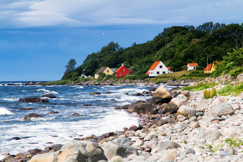 Küste und Ferienhäuser auf Bornholm