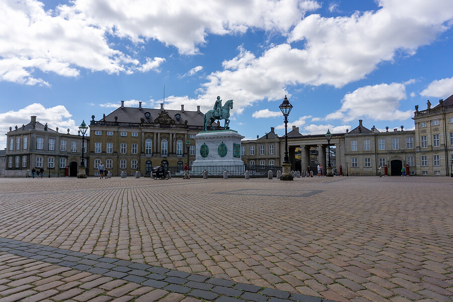 Das Schloss Amalienborg mit der Statue von Frederik V.