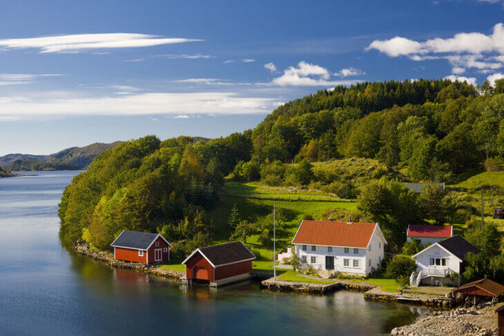 Haus am Wasser in Norwegen