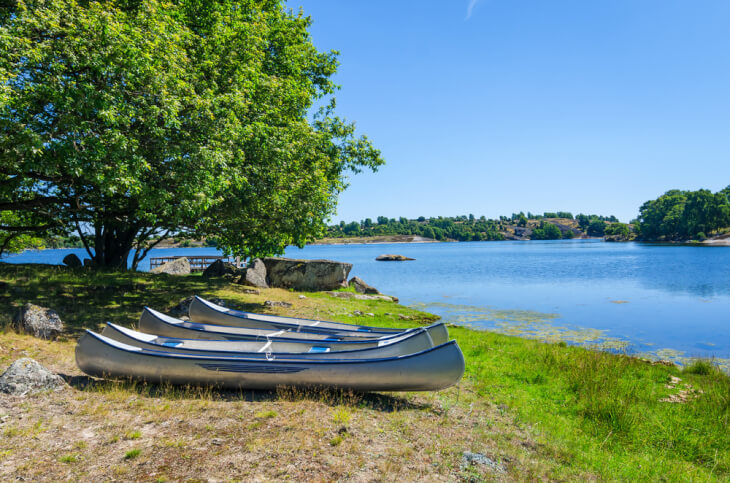 Kanus an einem Ufer in Schweden
