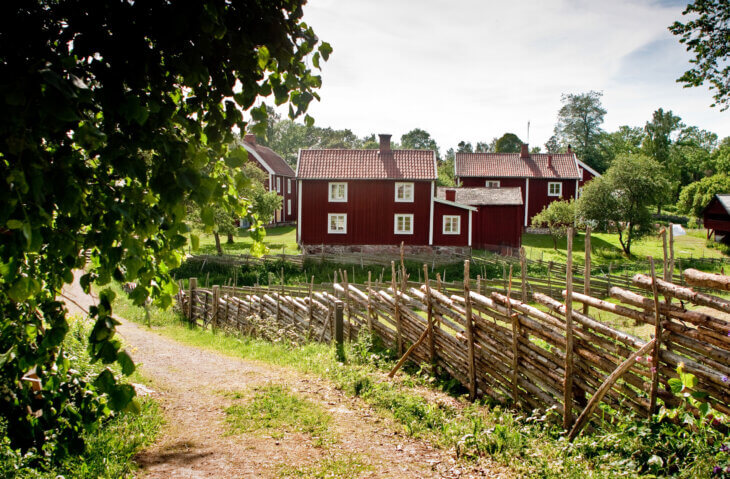 Typische rote Holzhäuser in Schweden