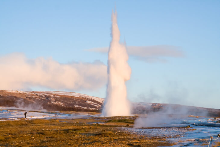 Spektakuläre Wassersäule eines Geysirs in Island