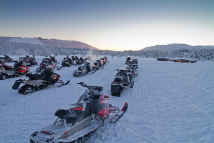 Motorschlitten-Safari in Lappland