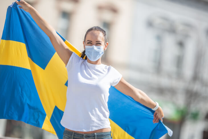 hübsche schwedische frau mit schwedenflagge